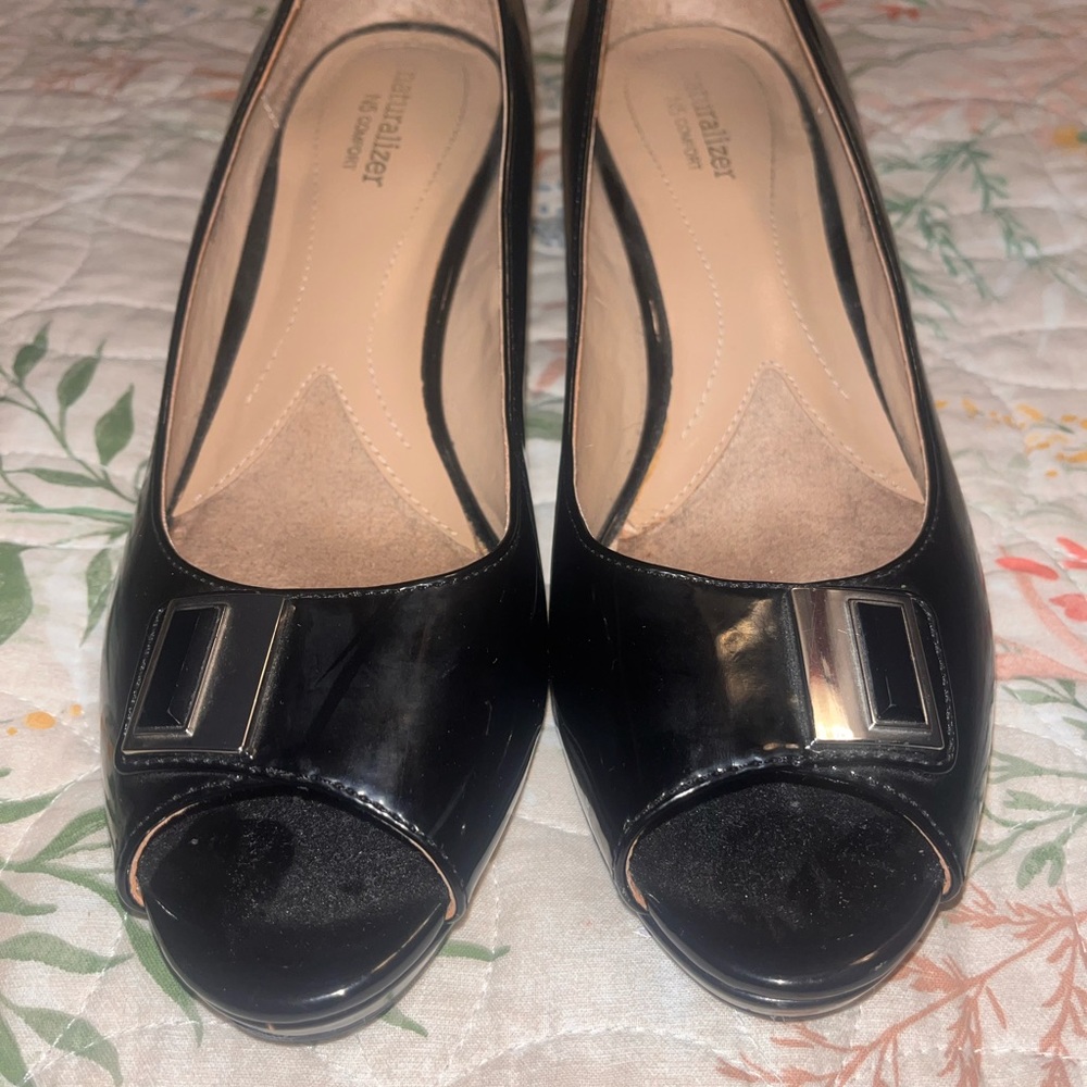 Naturalizer N5 Hark peep toe pumps.